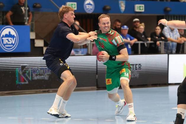 17 08 2025, xgox, Handball Wartburg Cup SC Magdeburg Skanderborg Handbold emspor, v l Andreas Sogaard Skanderborg, 17 , Omar Ingi Magnusson Magdeburg, 14 duel, duel, fight, tackle Eisenach