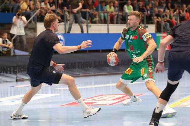 17 08 2025, xgox, Handball Wartburg Cup SC Magdeburg Skanderborg Handbold emspor, v l Andreas Sogaard Skanderborg, 17 , Philipp Weber Magdeburg, 20 duel, duel, fight, tackle Eisenach