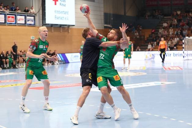 17 08 2025, xgox, Handball Wartburg Cup SC Magdeburg Skanderborg Handbold emspor, v l Andreas Sogaard Skanderborg, 17 , Lukas Mertens Magdeburg, 22 duel, duel, fight, tackle Eisenach