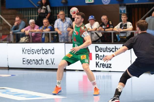 17 08 2025, xgox, Handball Wartburg Cup SC Magdeburg Skanderborg Handbold emspor, v l Elvar Oern Jonsson Magdeburg, 19 am Ball, plays the ball Eisenach
