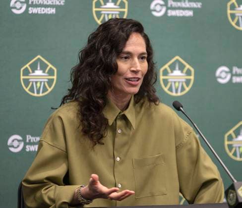 August 17,, 2025 - Seattle, Washington , USA - WNBA, Basketball Damen, USA and Seattle Storm legend SUE BIRD speaks to the media prior to unveiling a bronze statue of herself outside Climate Pledge Arena. Bird is the first WNBA player to ever be immortalized in bronze outside an arena. Seattle USA - ZUMAce6_ 20250817_zaf_ce6_013 Copyright: xBrianxCahnx