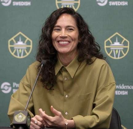 August 17,, 2025 - Seattle, Washington , USA - WNBA, Basketball Damen, USA and Seattle Storm legend SUE BIRD speaks to the media prior to unveiling a bronze statue of herself outside Climate Pledge Arena. Bird is the first WNBA player to ever be immortalized in bronze outside an arena. Seattle USA - ZUMAce6_ 20250817_zaf_ce6_018 Copyright: xBrianxCahnx