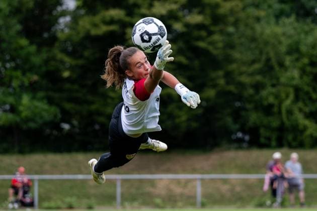 Kiara Beck VfB Stuttgart, 01 jumps to the ball, GER, VfB Stuttgart vs 1 FSV Mainz 05, Soccer Women DFB Cup, Playoff, Season 2025 2026, 17 08 2025 GER, VfB Stuttgart vs 1 FSV Mainz 05, Soccer Women DFB Cup, Playoff, Season 2025 2026, 17 08 2025 Bad Cannstatt Copyright: xEibner-Pressefoto Memmlerx EP_MMR