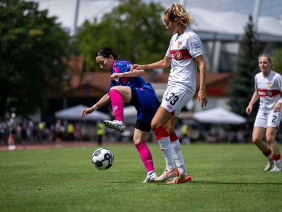 Fabienne Dongus VfB Stuttgart, 33 in duel with Akari Kurishima FSV Mainz 05, 06 , GER, VfB Stuttgart vs 1 FSV Mainz 05, Soccer Women DFB Cup, Playoff, Season 2025 2026, 17 08 2025 GER, VfB Stuttgart vs 1 FSV Mainz 05, Soccer Women DFB Cup, Playoff, Season 2025 2026, 17 08 2025 Bad Cannstatt Copyright: xEibner-Pressefoto Memmlerx EP_MMR