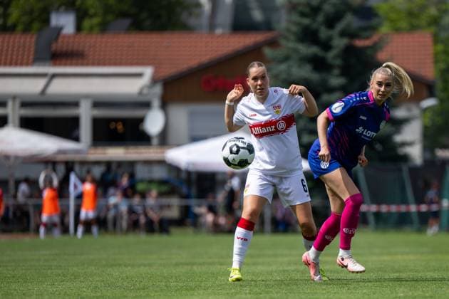 Charlotte Bluemel VfB Stuttgart, 06 in duel with Chiara Bouziane FSV Mainz 05, 10 , GER, VfB Stuttgart vs 1 FSV Mainz 05, Soccer Women DFB Cup, Playoff, Season 2025 2026, 17 08 2025 GER, VfB Stuttgart vs 1 FSV Mainz 05, Soccer Women DFB Cup, Playoff, Season 2025 2026, 17 08 2025 Bad Cannstatt Copyright: xEibner-Pressefoto Memmlerx EP_MMR