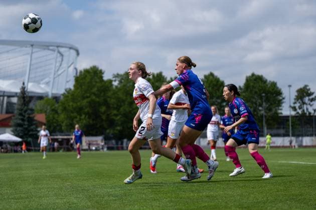 Linette Hofmann VfB Stuttgart, 02 in duel with Johanna Berg FSV Mainz 05, 09 , GER, VfB Stuttgart vs 1 FSV Mainz 05, Soccer Women DFB Cup, Playoff, Season 2025 2026, 17 08 2025 GER, VfB Stuttgart vs 1 FSV Mainz 05, Soccer Women DFB Cup, Playoff, Season 2025 2026, 17 08 2025 Bad Cannstatt Copyright: xEibner-Pressefoto Memmlerx EP_MMR