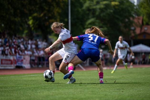 Linette Hofmann VfB Stuttgart, 02 in duel with Maja Pageler FSV Mainz 05, 37 , GER, VfB Stuttgart vs 1 FSV Mainz 05, Soccer Women DFB Cup, Playoff, Season 2025 2026, 17 08 2025 GER, VfB Stuttgart vs 1 FSV Mainz 05, Soccer Women DFB Cup, Playoff, Season 2025 2026, 17 08 2025 Bad Cannstatt Copyright: xEibner-Pressefoto Memmlerx EP_MMR