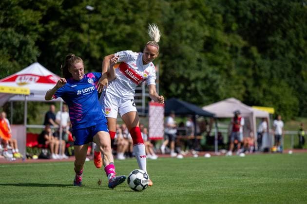 Meike Meßmer VfB Stuttgart, 29 in duel with Maja Pageler FSV Mainz 05, 37 , GER, VfB Stuttgart vs 1 FSV Mainz 05, Soccer Women DFB Cup, Playoff, Season 2025 2026, 17 08 2025 GER, VfB Stuttgart vs 1 FSV Mainz 05, Soccer Women DFB Cup, Playoff, Season 2025 2026, 17 08 2025 Bad Cannstatt Copyright: xEibner-Pressefoto Memmlerx EP_MMR