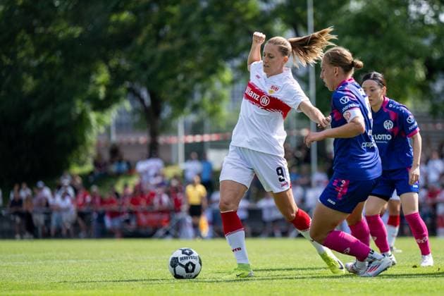 Julia Glaser VfB Stuttgart, 09 in duel with Johanna Berg FSV Mainz 05, 09 , GER, VfB Stuttgart vs 1 FSV Mainz 05, Soccer Women DFB Cup, Playoff, Season 2025 2026, 17 08 2025 GER, VfB Stuttgart vs 1 FSV Mainz 05, Soccer Women DFB Cup, Playoff, Season 2025 2026, 17 08 2025 Bad Cannstatt Copyright: xEibner-Pressefoto Memmlerx EP_MMR