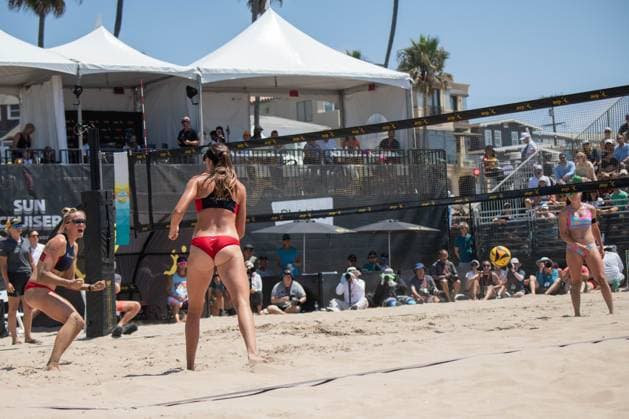 August 17, 2025, Manhattan Beach, California, USA: MEGAN KRAFT (left) celebrates after winning a point during the championship match at the Manhattan Beach Open. Manhattan Beach USA - ZUMAl183 20250817_znp_l183_015 Copyright: xJasenxLaksx