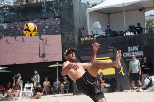 August 17, 2025, Manhattan Beach, California, USA: TAYLOR SANDER attempts to save the ball with his foot during the semifinal match at the Manhattan Beach Open. Manhattan Beach USA - ZUMAl183 20250817_znp_l183_001 Copyright: xJasenxLaksx