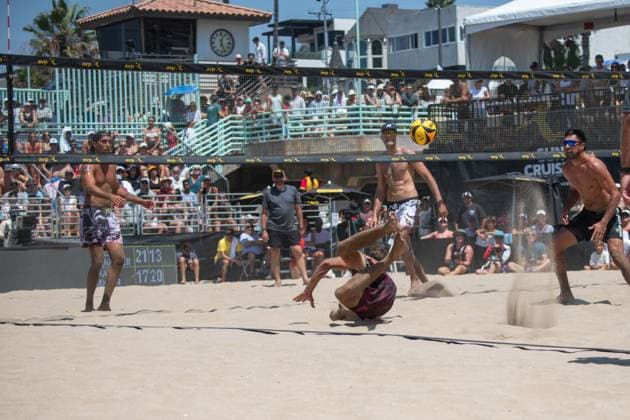 August 17, 2025, Manhattan Beach, California, USA: TAYLOR CRABB dives for a ball during the semifinal match at the Manhattan Beach Open. Manhattan Beach USA - ZUMAl183 20250817_znp_l183_009 Copyright: xJasenxLaksx