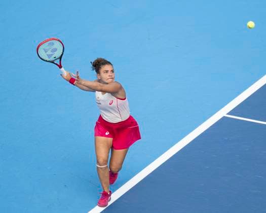 CINCINNATI, OH - AUGUST 17: Jasmine Paolini (ITA) lines up a deep swinging volley in the third set of the semifinal match against Veronika Kudermetova (RUS) in the Cincinnati Open at the Lindner Family Tennis Center on August 17, 2025 in Mason, OH. (Photo by Shelley Lipton Icon Sportswire) TENNIS: AUG 17 Cincinnati Open EDITORIAL USE ONLY Icon250817377
