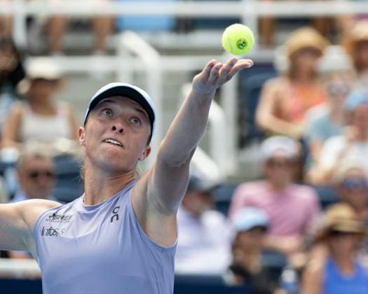CINCINNATI, OH - AUGUST 17: Iga Swiatek (POL) serves during the semifinals in the Cincinnati Open at the Lindner Family Tennis Center on August 17, 2025 in Mason, OH. (Photo by Shelley Lipton Icon Sportswire) TENNIS: AUG 17 Cincinnati Open EDITORIAL USE ONLY Icon250817223