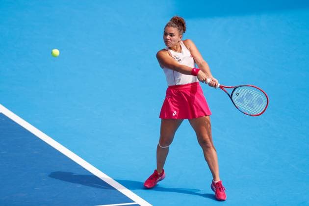CINCINNATI, OH - AUGUST 17: Jasmine Paolini of Italy hits a backhand during the semifinal round of the Cincinnati Open at the Lindner Family Tennis Center on August 17, 2025 in Mason, OH. (Photo by Ian Johnson Icon Sportswire) TENNIS: AUG 17 Cincinnati Open EDITORIAL USE ONLY Icon250817019