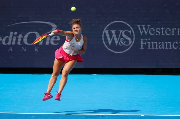 CINCINNATI, OH - AUGUST 17: Jasmine Paolini of Italy serves during the semifinal round of the Cincinnati Open at the Lindner Family Tennis Center on August 17, 2025 in Mason, OH. (Photo by Ian Johnson Icon Sportswire) TENNIS: AUG 17 Cincinnati Open EDITORIAL USE ONLY Icon250817021