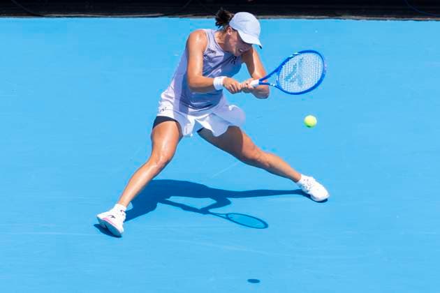 August 17, 2025, Mason, Ohio, USA: Mason, Ohio; Cincinnati Open Tennis Tournament - 2025 08 17 - Iga Swiatek plays a ball against opponent Elena Rybakina. - ZUMAPress Mason USA - ZUMAn24_ 20250817_zaf_n24_047 Copyright: xWallyxNellx