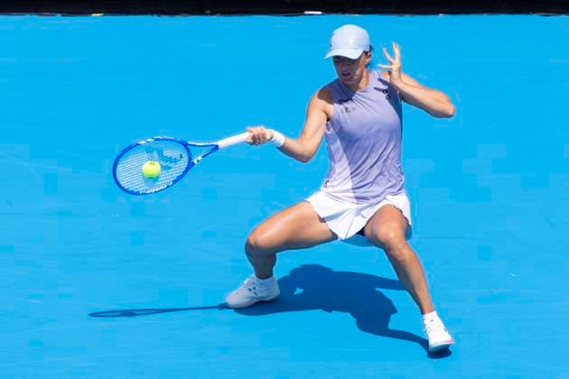 August 17, 2025, Mason, Ohio, USA: Mason, Ohio; Cincinnati Open Tennis Tournament - 2025 08 17 - Iga Swiatek plays a ball against opponent Elena Rybakina. - ZUMAPress Mason USA - ZUMAn24_ 20250817_zaf_n24_021 Copyright: xWallyxNellx