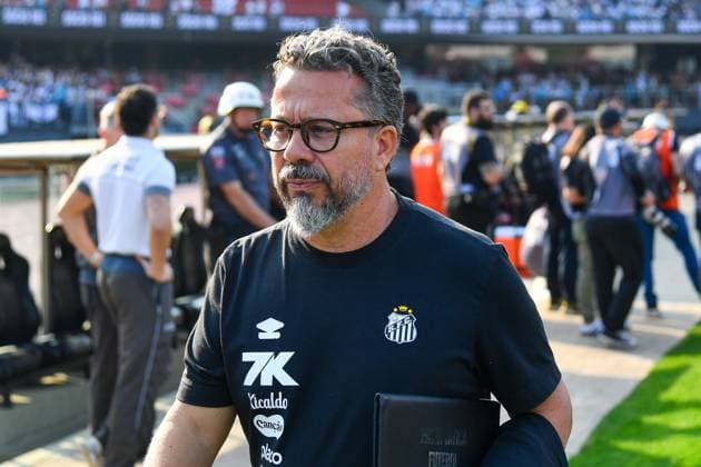 Santos FC x Vasco da Gama SaO PAULO, SP - 17.08.2025: SANTOS FC X VASCO DA GAMA - Cleber Xavier, Santos coach, during the match between Santos FC x Vasco da Gama, valid for the twentieth round of the 2025 Brazilian Football Championship, this Sunday (17) at Morumbis, SP. (Photo: Roberto Casimiro Fotoarena) x2789389x  RobertoxCasimiro