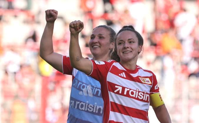 Dina Orschmann, Lisa Heiseler Eisern Union to the fans after the end of the match Sport Football Soccer Test match Womens Bundesliga Season 2025 2026 17 08 2025 1 FC Union Berlin vs Real Madrid CF DFL regulations prohibit any use of photographs as image sequences and or quasi video