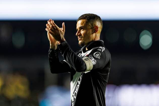 Santos, Brazil August 17 Philippe Coutinho of Vasco celebrates his team™s victory following the Brasileirao Betano 2025 match between Santos and Vasco at Vila Belmiro on August 17, 2025 in Santos, Brazil Photo by Ana Julia Galvao Eurasia Sport Images Santos Vila Belmiro Sao Paulo Brazil Copyright: x x2025xEurasiaxSportxImagesx jp-en-EuSpIm-PHD_AJG_Santos_Vasco_17Aug2025_BR170