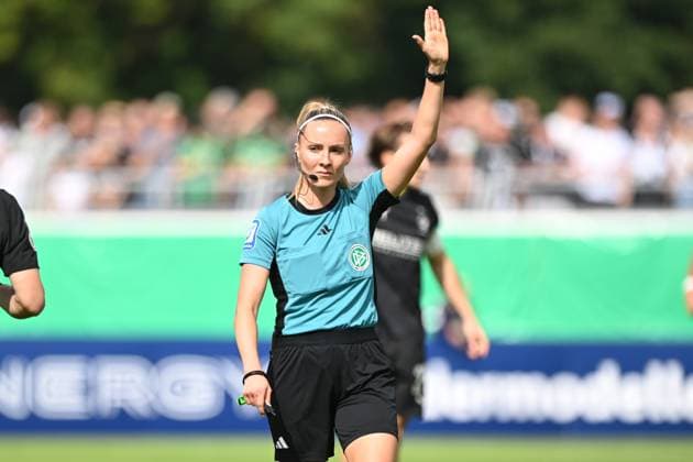 Schiedsrichterin Fabienne MICHEL Gestik, Geste, gestikuliert, Fussball, DFB Pokal, 1.Hauptrunde, SV Atlas Delmenhorst - Borussia Moenchengladbach (MG) 2-3 am 17.08.2025 im Marschwegstadion in Oldenburg Deutschland. Â *** Referee Fabienne MICHEL gestures, gestures, gestures, football, DFB Cup, 1st main round, SV Atlas Delmenhorst Borussia Moenchengladbach MG 2 3 on 17 08 2025 at Marschwegstadion in Oldenburg Germany Â