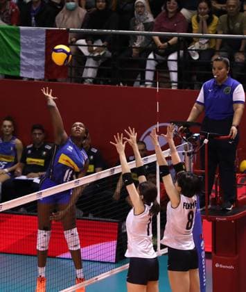 (250818) -- SURABAYA, Aug. 18, 2025 -- Chinenyenwa Adigwe (L) of Italy spikes the ball during the final between Italy and Japan at the FIVB Volleyball Women s U21, U 21 World Championship, WM, Weltmeisterschaft in Surabaya, East Java province, Indonesia, Aug. 17, 2025. ) (SP)INDONESIA-SURABAYA-VOLLEYBALL-WOMEN S U21 WORLD CHAMPIONSHIP-FINAL CenxYunpeng 