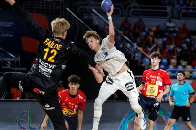 (250818) -- CAIRO, Aug. 18, 2025 -- Noah Hensen (front R) of Germany shoots during the final between Spain and Germany at the 11th IHF Men s Youth World Championship, WM, Weltmeisterschaft 2025 in Cairo, Egypt, Aug. 17, 2025. ) (SP)EGYPT-CAIRO-HANDBALL-MEN S YOUTH WORLD CHAMPIONSHIP-FINAL AhmedxGomaa 