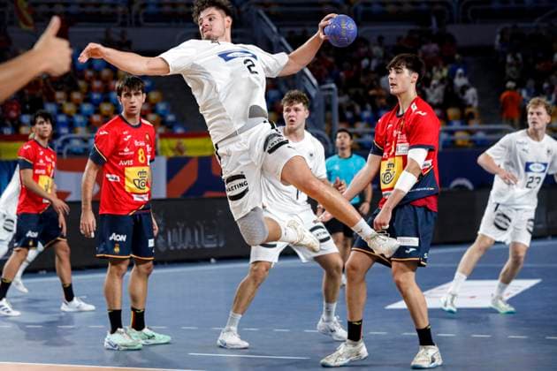 (250818) -- CAIRO, Aug. 18, 2025 -- Leon Stehl (front) of Germany shoots during the final between Spain and Germany at the 11th IHF Men s Youth World Championship, WM, Weltmeisterschaft 2025 in Cairo, Egypt, Aug. 17, 2025. ) (SP)EGYPT-CAIRO-HANDBALL-MEN S YOUTH WORLD CHAMPIONSHIP-FINAL AhmedxGomaa 