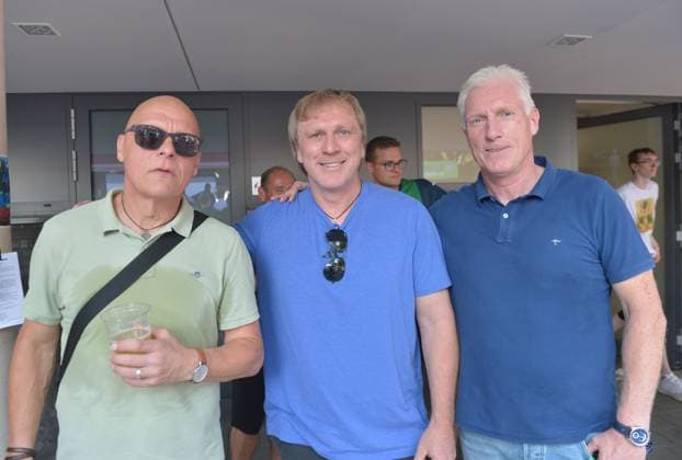 15.08.2025, GER, Fussball, DFB-Pokal, Saison 2025 2026, 1 Hauptrunde, Ohlendorf Stadion im Heidewald, Gütersloh FC Gütersloh - 1. FC Union Berlin 0 : 5 Dirk van der Ven und Ansgar Brinkmann (beide ehemalige deutsche Fußballer, v.L) mit Rob Reekers (Sportlicher Leiter FC Gütersloh), Aktion, Einzelbild, Quer, Mimik, Gestik *** 15 08 2025, GER, Soccer, DFB Pokal, Season 2025 2026, 1 Main Round, Ohlendorf Stadion im Heidewald, Gütersloh FC Gütersloh 1 FC Union Berlin 0 5 Dirk van der Ven and Ansgar Brinkmann both former German soccer players, f L with Rob Reekers Sporting Director FC Gütersloh , action, single image, landscape, facial expressions, gestures