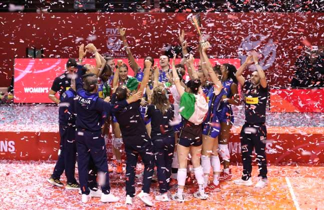 (250818) -- SURABAYA, Aug. 18, 2025 -- Players of Italy celebrate during the awarding ceremony after winning the final between Italy and Japan at the FIVB Volleyball Women s U21, U 21 World Championship, WM, Weltmeisterschaft in Surabaya, East Java province, Indonesia, Aug. 17, 2025. ) (SP)INDONESIA-SURABAYA-VOLLEYBALL-WOMEN S U21 WORLD CHAMPIONSHIP-FINAL CenxYunpeng 