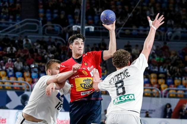 (250818) -- CAIRO, Aug. 18, 2025 -- Quim Rocas Perez (C) of Spain competes during the final between Spain and Germany at the 11th IHF Men s Youth World Championship, WM, Weltmeisterschaft 2025 in Cairo, Egypt, Aug. 17, 2025. ) (SP)EGYPT-CAIRO-HANDBALL-MEN S YOUTH WORLD CHAMPIONSHIP-FINAL AhmedxGomaa 