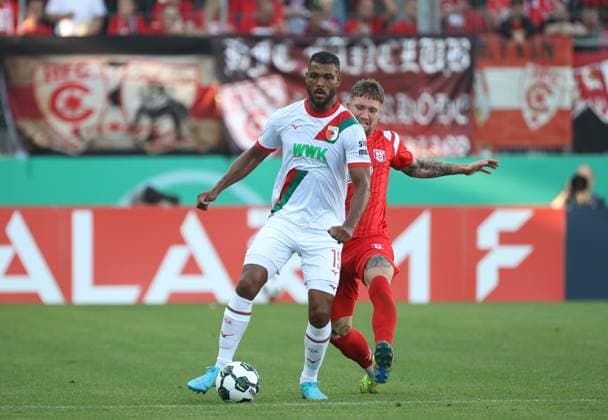 170825 Halle Saale Sachsen Anhalt Leuna Chemie Stadion Sport Fußball Hallescher FC Halle HFC Regionalliga Nordost 4 Liga Männer Saison 2025 2026 1 Runde DFB Pokal Pokalspiel 0 2 Endstand Steve Mounie FC Augsburg Jan Löhmannsröben Hallescher FC