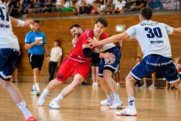 Bietigheim HBL 25 26 DHB Pokal SG BBM Bietigheim VfL Potsdam v li in duel Fynn Nicolaus Bietigheim and Davide Bulzamini Potsdam Bietigheim Bissingen Halle am Viadukt Baden Württemberg Germany