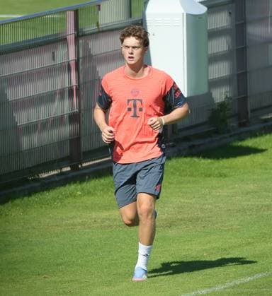 18.08.2025, FC Bayern Training im Bild: Paul Wanner (FC Bayern Muenchen) joggt *** 18 08 2025, FC Bayern training in the picture Paul Wanner FC Bayern Muenchen jogging