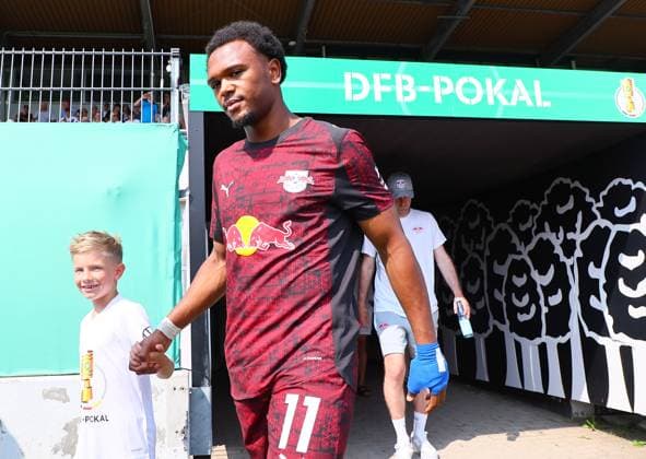 Sandhausen RB Leipzig DFB Pokal Sandhausen, 16 08 2025, Hardtwaldstadion, DFB Pokal, 1 Hauptrunde , SV Sandhausen vs RB Leipzig 2 4 2 2 , Line-up of the teams In the picture Lois Openda 11, RB Leipzig ,