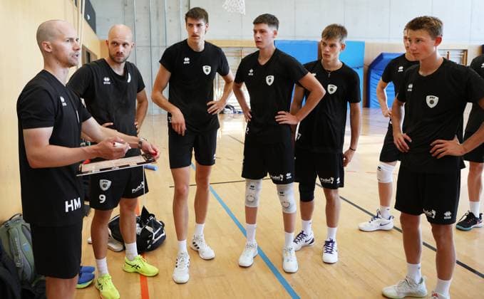 BAU 18 08 2025 Ludwigsburg Volleyball Barock Volleys MTV Ludwigsburg training, from left coach Hasse Mattila, Pascal Winter, Jan Huber, Mykyta Shapovalov, Tim Köpli, Laurin Schiegl