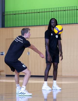 BAU 18 08 2025 Ludwigsburg Volleyball Barock Volleys MTV Ludwigsburg Training, f l Laurin Schiegl, newcomer Nyherowo Omene