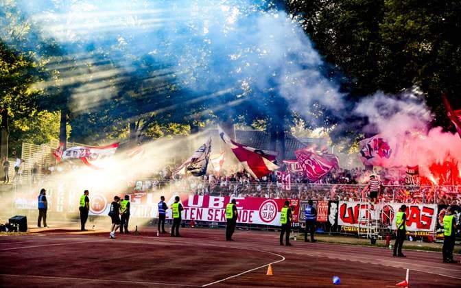 DFB Pokal, 1st Round - FC Schweinfurt vs. Fortuna Düsseldorf - Riedel Bau Arena Football, DFB Pokal -1. FC Schweinfurt vs. Fortuna Düsseldorf 18 Aug 2025 Riedel Bau Arena (Sachs-Stadion), Schweinfurt, Germany Image: The Düsseldorf fan block with the entire block singing, jump, and or holding pyro. DFL REGULATIONS PROHIBIT ANY USE OF PHOTOGRAPHS AS IMAGE SEQUENCES AND OR QUASI-VIDEO Schweinfurt Riedel Bau Arena (Sachs-Stadion) Bayern Germany Copyright: xPresseFotoxEvansx
