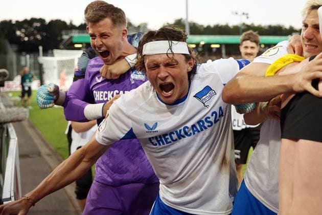 18.08.2025, xrekx, Fussball DFB Pokal 1.Runde, Preußen Münster - Hertha BSC Berlin v.l. Hertha BSC bejubelt den Sieg Tjark Ernst (Hertha BSC) Fabian Reese (Hertha BSC) (DFL DFB REGULATIONS PROHIBIT ANY USE OF PHOTOGRAPHS as IMAGE SEQUENCES and or QUASI-VIDEO) Münster *** 18 08 2025, xrekx, Fußball DFB Pokal 1 Runde, Preußen Münster Hertha BSC Berlin v l Hertha BSC celebrates the victory Tjark Ernst Hertha BSC Fabian Reese Hertha BSC DFL DFB REGULATIONS PROHIBIT ANY USE OF PHOTOGRAPHS as IMAGE SEQUENCES and or QUASI VIDEO Münster