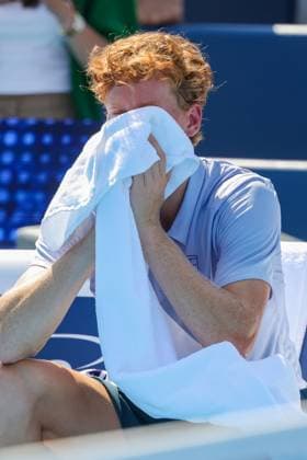 August 18, 2025, Mason, Ohio, USA: Jannik Sinner (ITA) dries off with a towel after retiring during the first set of the MenÃ¢â‚¬â ¢s Championship of the Cincinnati Open at the Lindner Family Tennis Center, Mason, Oh. Mason USA - ZUMAs304 20250818_zaf_s304_001 Copyright: xScottxStuartx