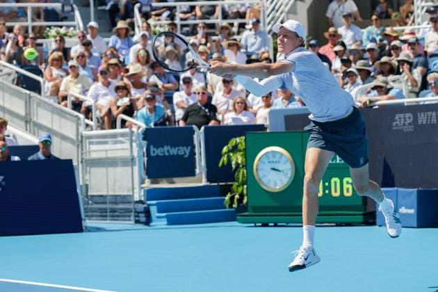 August 18, 2025, Mason, Ohio, USA: Jannik Sinner (ITA) hits a two-handed backhand during the MenÃ¢â‚¬â ¢s Championship of the Cincinnati Open at the Lindner Family Tennis Center, Mason, Oh. Mason USA - ZUMAs304 20250818_zaf_s304_009 Copyright: xScottxStuartx