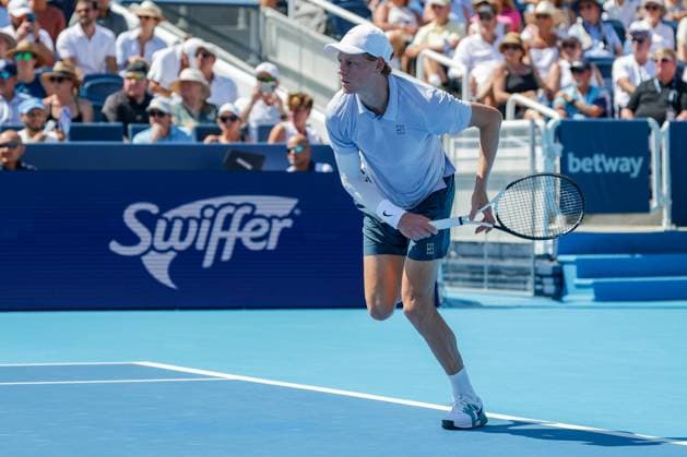 August 18, 2025, Mason, Ohio, USA: Jannik Sinner (ITA) serves during the MenÃ¢â‚¬â ¢s Championship of the Cincinnati Open at the Lindner Family Tennis Center, Mason, Oh. Mason USA - ZUMAs304 20250818_zaf_s304_015 Copyright: xScottxStuartx