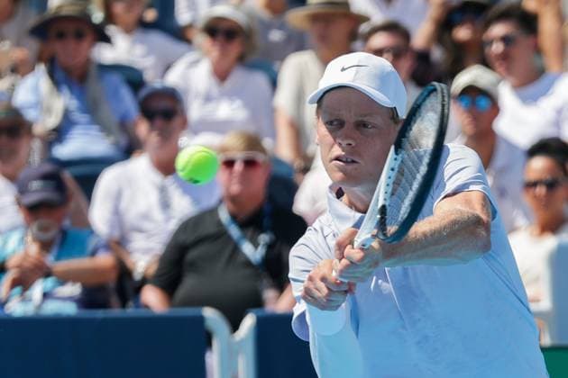 August 18, 2025, Mason, Ohio, USA: Jannik Sinner (ITA) hits a two-handed backhand during the MenÃ¢â‚¬â ¢s Championship of the Cincinnati Open at the Lindner Family Tennis Center, Mason, Oh. Mason USA - ZUMAs304 20250818_zaf_s304_018 Copyright: xScottxStuartx
