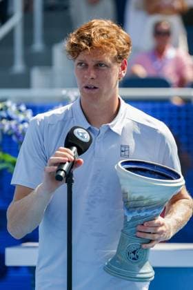 August 18, 2025, Mason, Ohio, USA: Jannik Sinner (ITA) speaks to the crowd after retiring from the MenÃ¢â‚¬â ¢s Championship of the Cincinnati Open at the Lindner Family Tennis Center, Mason, Oh. Mason USA - ZUMAs304 20250818_zaf_s304_020 Copyright: xScottxStuartx