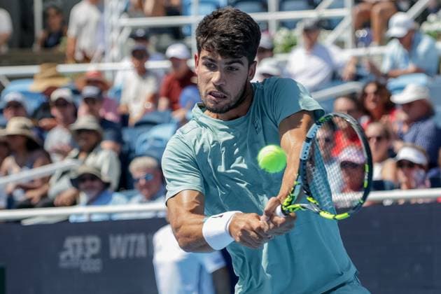 August 18, 2025, Mason, Ohio, USA: Carlos Alcaraz (ESP) hits a two-handed backhand during the MenÃ¢â‚¬â ¢s Championship of the Cincinnati Open at the Lindner Family Tennis Center, Mason, Oh. Mason USA - ZUMAs304 20250818_zaf_s304_026 Copyright: xScottxStuartx