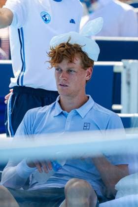 August 18, 2025, Mason, Ohio, USA: Jannik Sinner (ITA) rests with a bag of ice on his head during a changeover of the MenÃ¢â‚¬â ¢s Championship of the Cincinnati Open at the Lindner Family Tennis Center, Mason, Oh. Mason USA - ZUMAs304 20250818_zaf_s304_030 Copyright: xScottxStuartx
