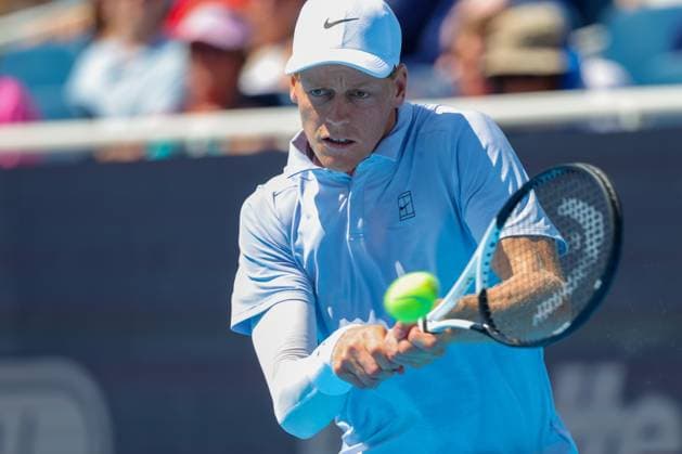 August 18, 2025, Mason, Ohio, USA: Jannik Sinner (ITA) hits a two-handed backhand during the MenÃ¢â‚¬â ¢s Championship of the Cincinnati Open at the Lindner Family Tennis Center, Mason, Oh. Mason USA - ZUMAs304 20250818_zaf_s304_025 Copyright: xScottxStuartx