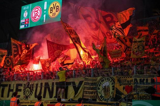 2025.08.18, Fußball, 1.Runde DFB-Pokal, Rot-Weiss Essen - Borussia Dortmund, Stadion Hafenstraße, Saison 2025 2026: Pyrotechnik im Gästeblock Feature Ultras Bengalisches feuer Gästekurve Fans Besucher Zuschauer Fahnen bengalisches Feuer Bengalos DFB regulations prohibit any use of photographs as image sequences and or quasi-video. Nordrhein-Westfalen Deutschland *** 2025 08 18, Football, 1 round DFB Cup, Rot Weiss Essen Borussia Dortmund, Stadion Hafenstraße, Season 2025 2026 Pyrotechnics in the guest block Feature Ultras Bengal fire Guest curve Fans Visitors Spectators Flags Bengal fire Bengalos DFB regulations prohibit any use of photographs as image sequences and or quasi video North Rhine-Westphalia Germany
