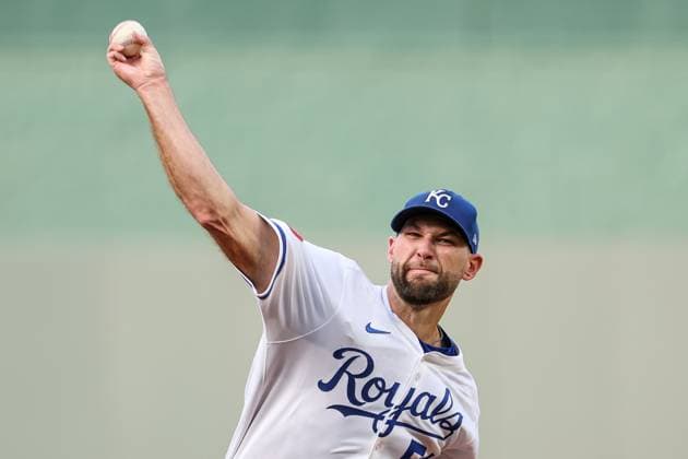 August 18, 2025: Kansas City Royals starting pitcher Michael Wacha (52) warms up before the first inning of a baseball game against the Texas Rangers at Kauffman Stadium in Kansas City, MO. CSM Kansas City United States of America - ZUMAc04_ 20250818_zma_c04_005 Copyright: xDavidxSmithx